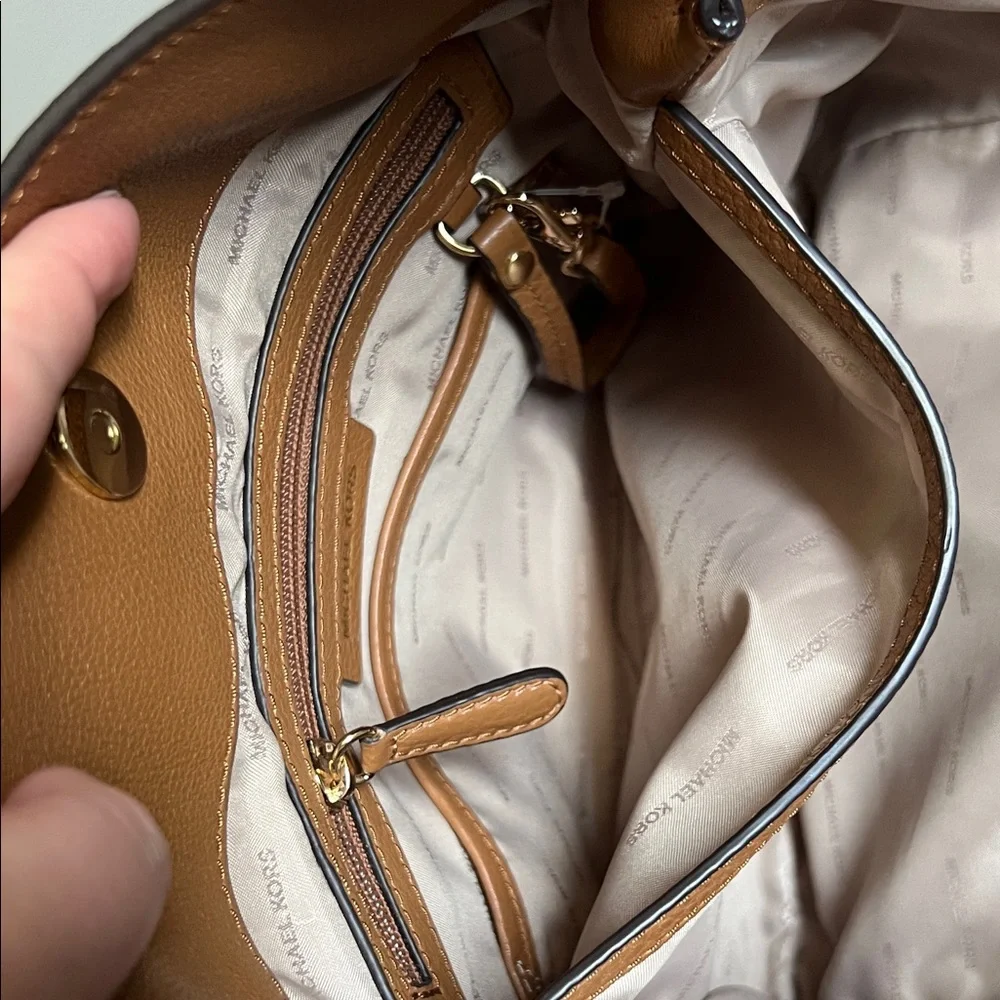 Michael Kors Tan Leather Shoulder Bag with Gold Chain - Picture 10 of 15